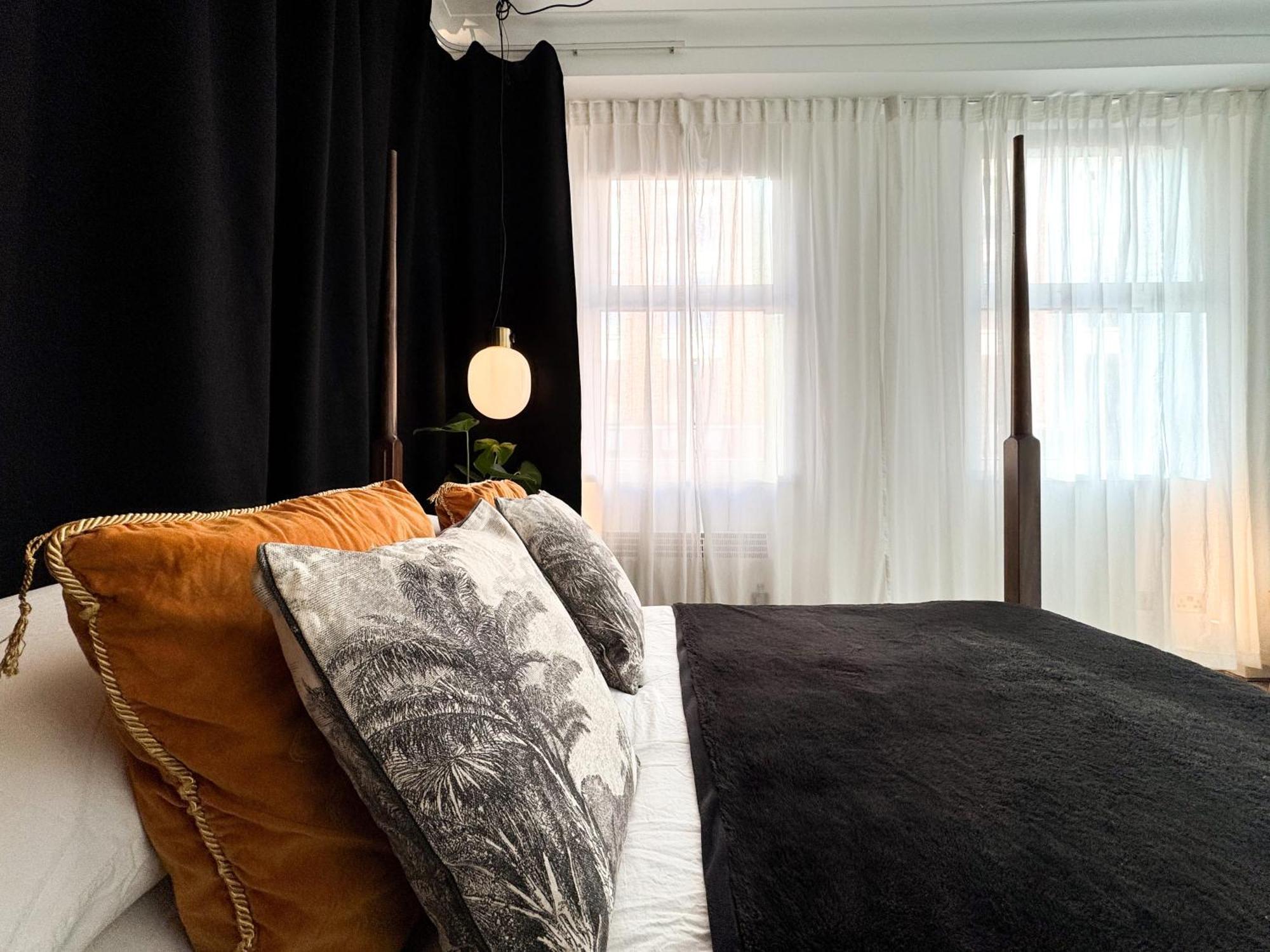 Tranquil Oasis W 100Inch Cinema & Hammock, By The Design Traveller Apartment London Exterior photo